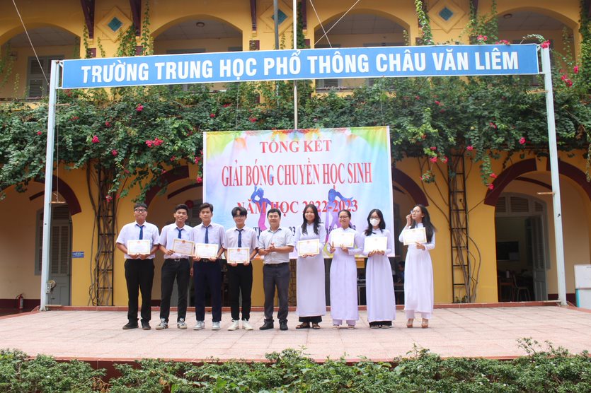 C:\Users\4440s\AppData\Local\Microsoft\Windows\INetCache\Content.Word\Khối 11 - nhận thưởng.jpg