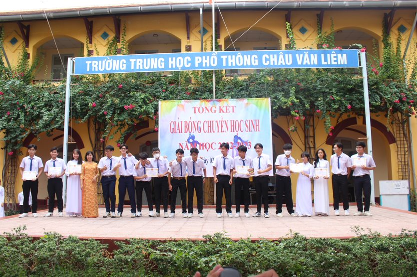 C:\Users\4440s\AppData\Local\Microsoft\Windows\INetCache\Content.Word\Khối 12 - nhận thưởng.jpg