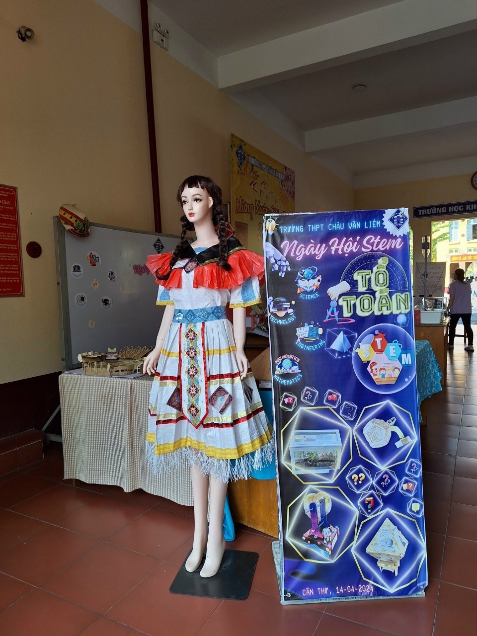 A mannequin in a dressDescription automatically generated