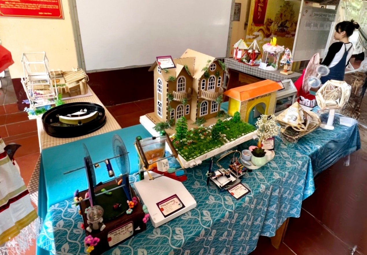 A table with a variety of objects on itDescription automatically generated