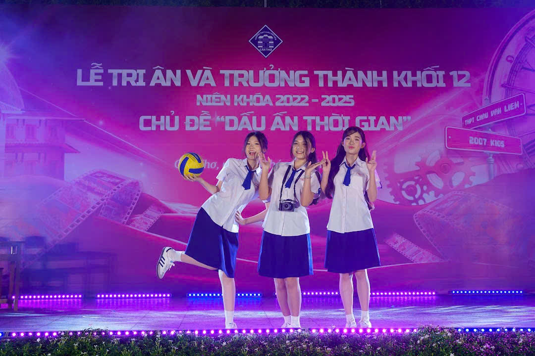 A group of girls on a stage

AI-generated content may be incorrect.