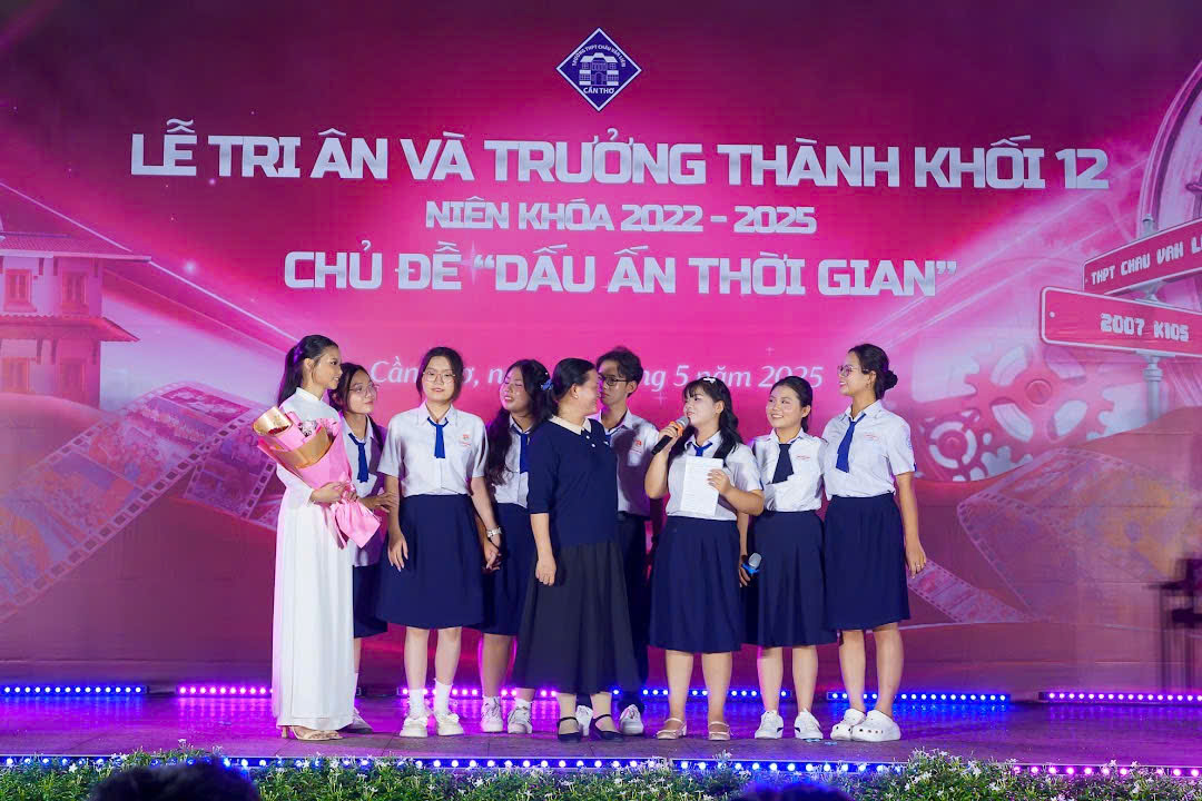 A group of girls on a stage

AI-generated content may be incorrect.