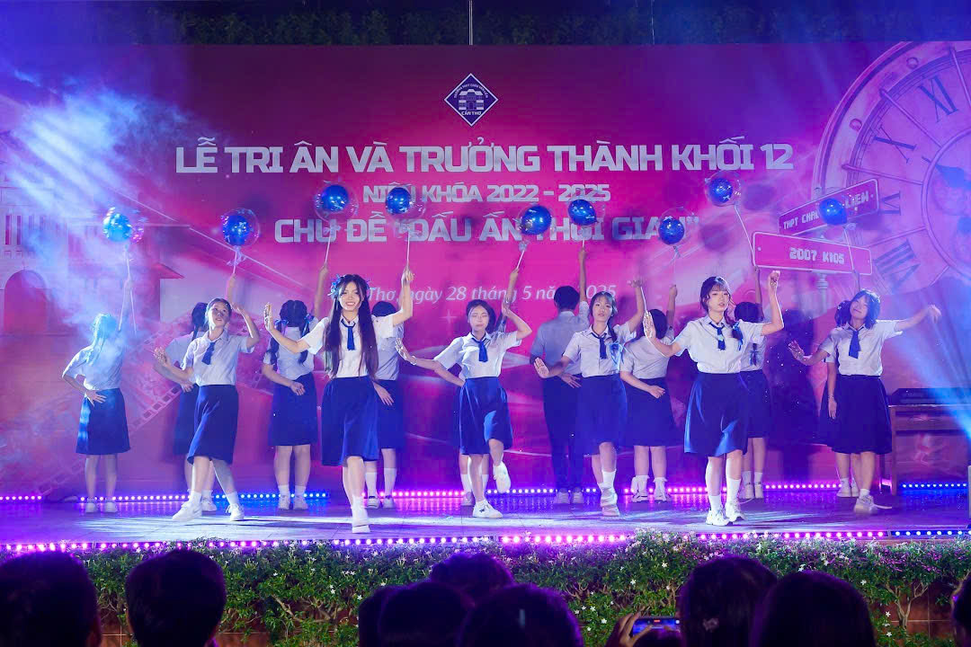 A group of people on a stage

AI-generated content may be incorrect.