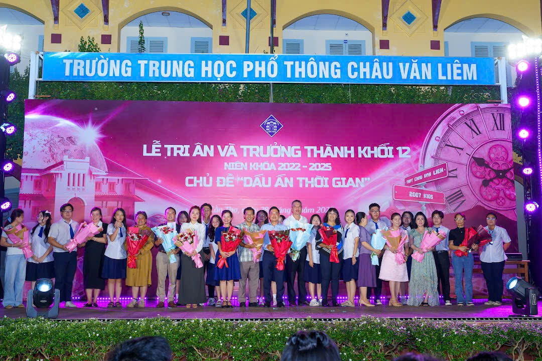 A group of people on a stage

AI-generated content may be incorrect.