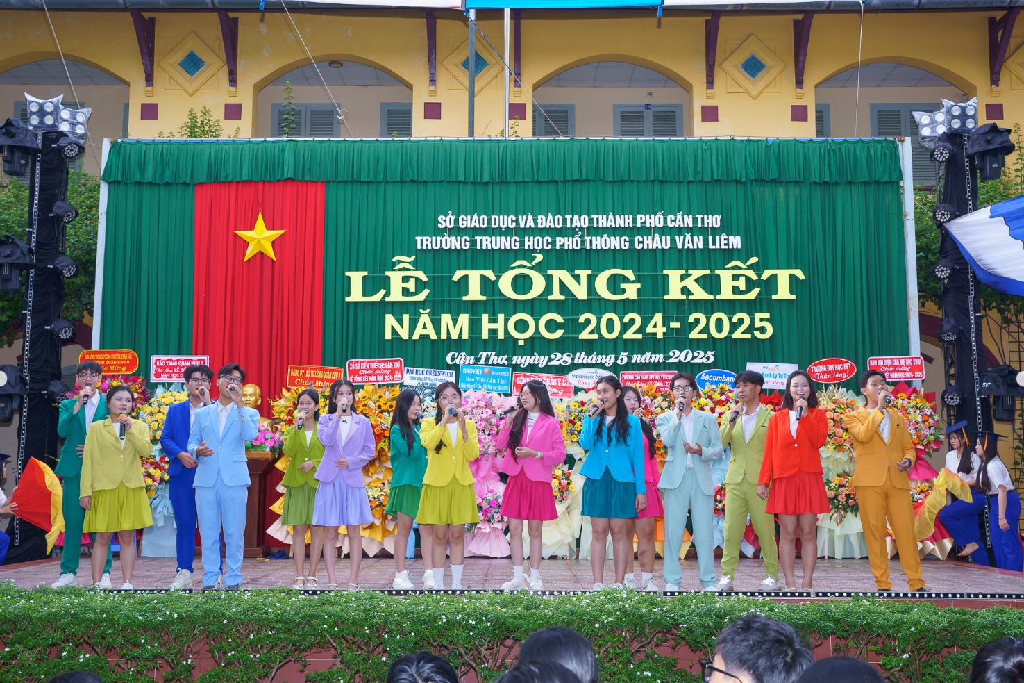 A group of people on a stage

AI-generated content may be incorrect.