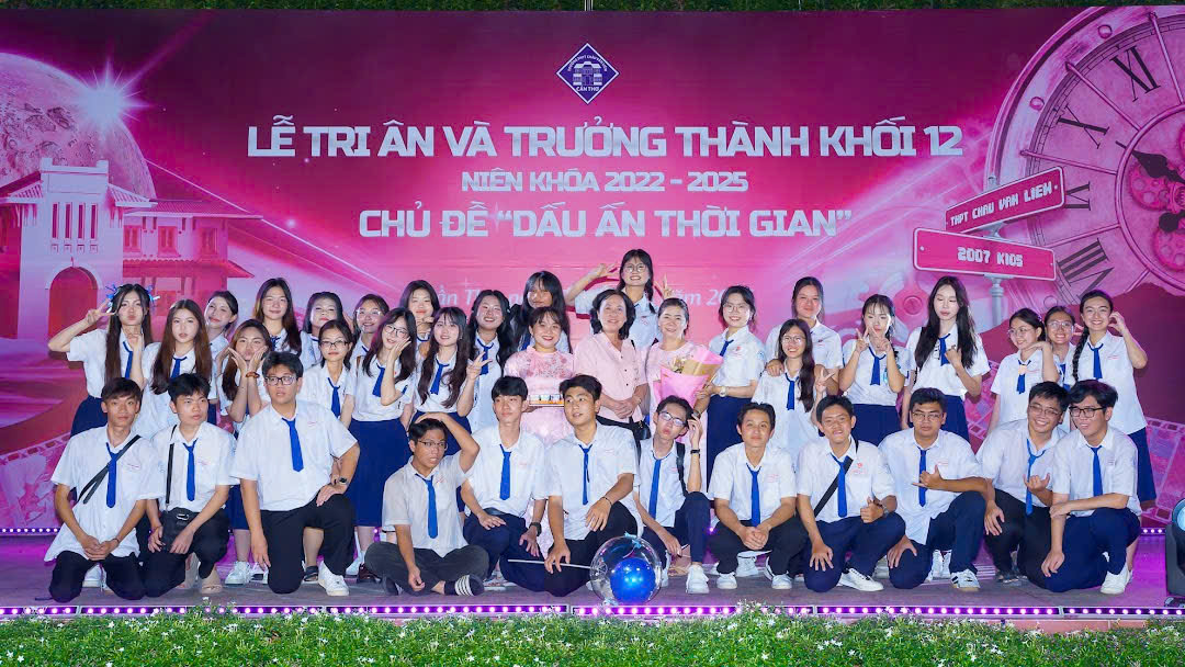 A group of people posing for a photo

AI-generated content may be incorrect.