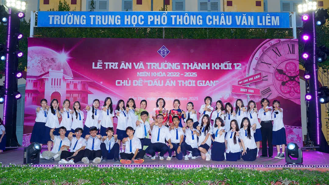 A group of people posing for a photo

AI-generated content may be incorrect.