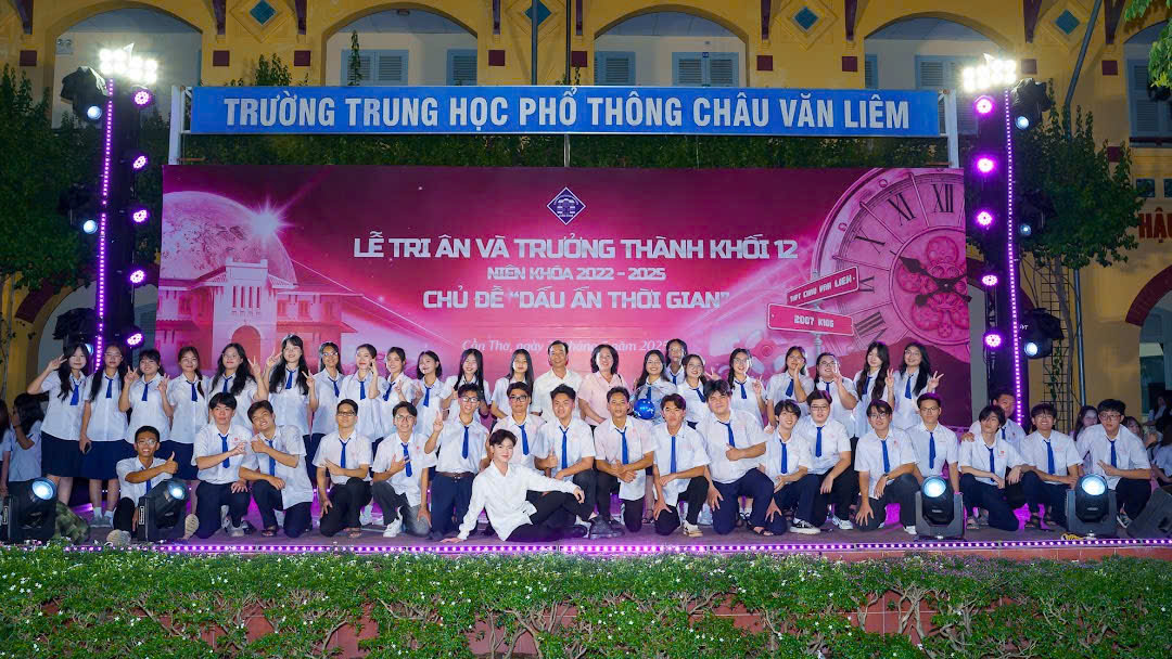 A group of people posing for a photo

AI-generated content may be incorrect.