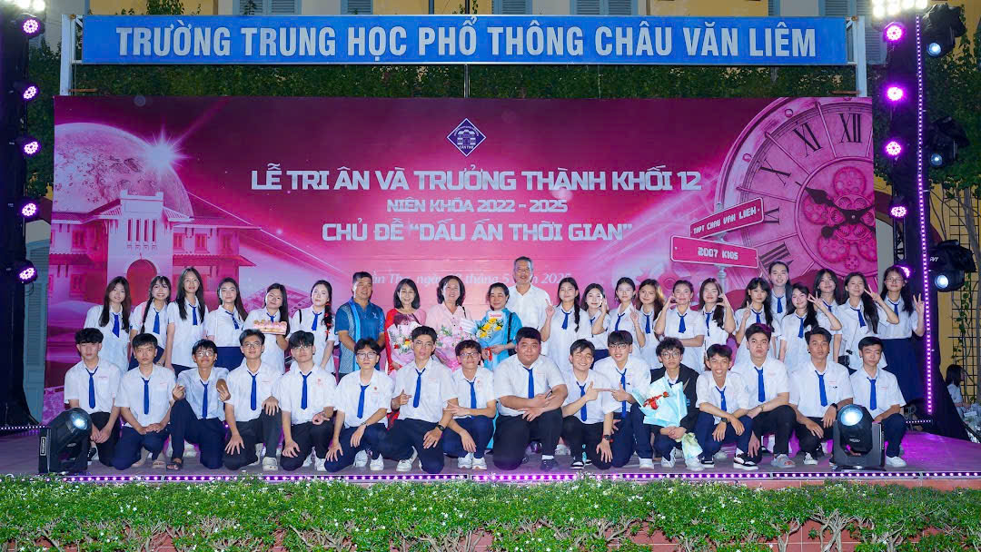 A group of people posing for a photo

AI-generated content may be incorrect.