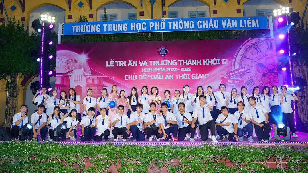 A group of people posing for a photo

AI-generated content may be incorrect.