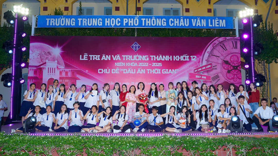 A group of people posing for a photo

AI-generated content may be incorrect.