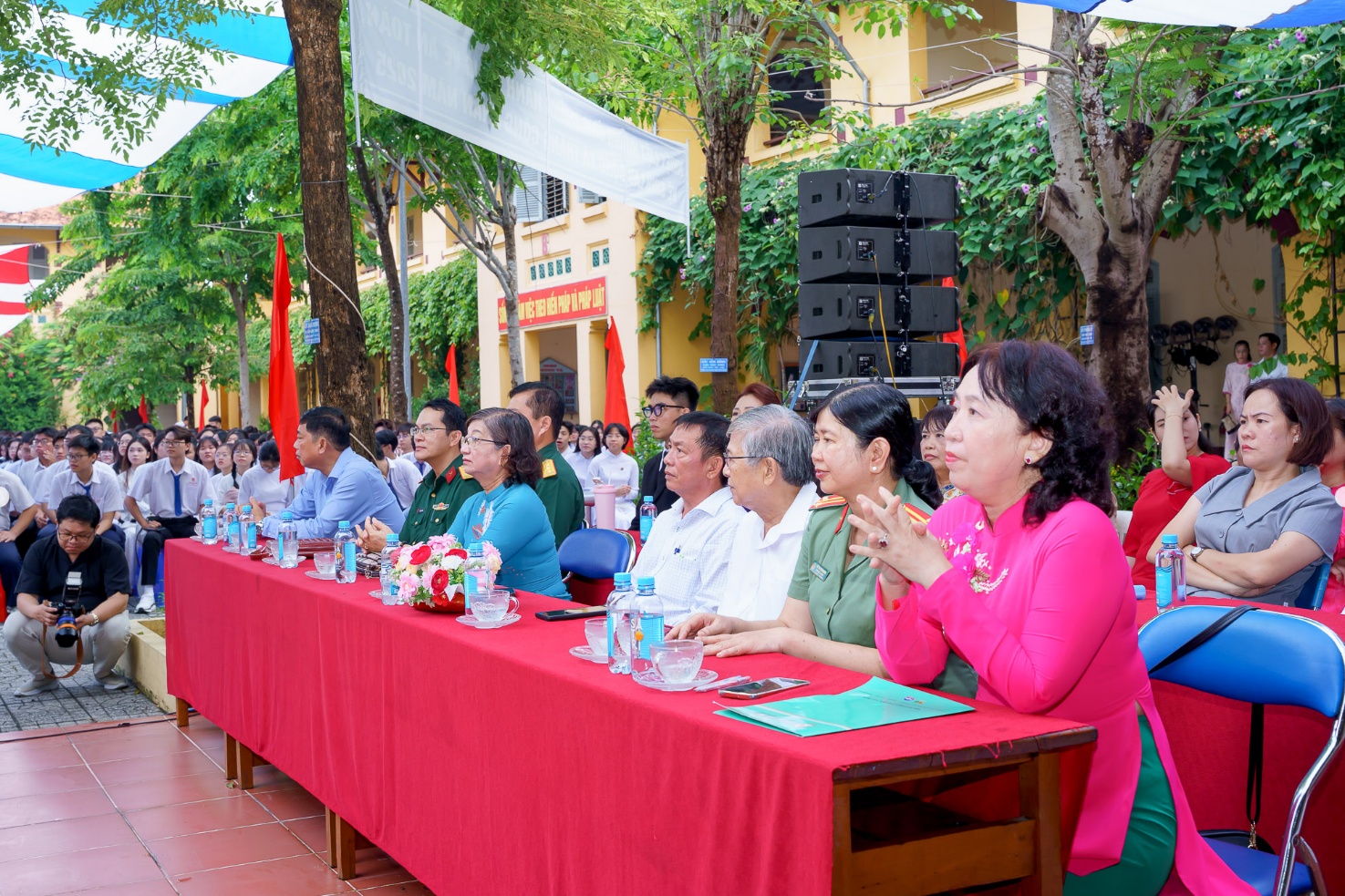 A group of people sitting at a long table

AI-generated content may be incorrect.