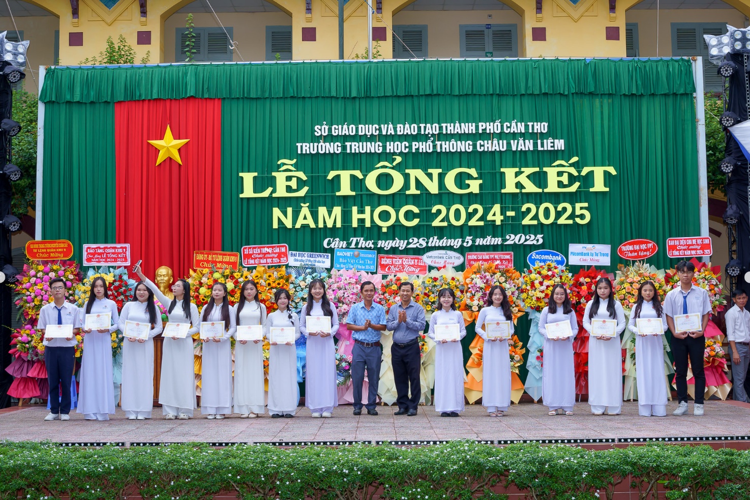 A group of people standing in front of a banner

AI-generated content may be incorrect.