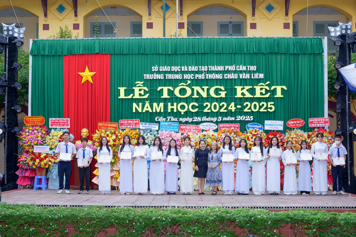 A group of people standing in front of a banner

AI-generated content may be incorrect.