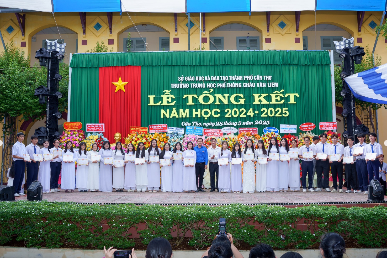 A group of people standing on a stage

AI-generated content may be incorrect.