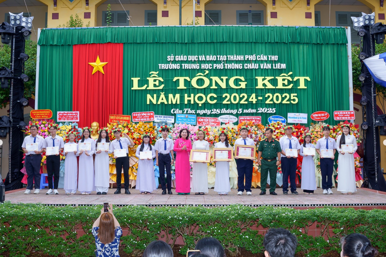 A group of people standing on a stage

AI-generated content may be incorrect.