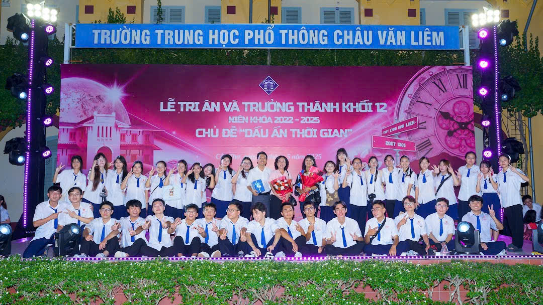 A group of students in uniform

AI-generated content may be incorrect.