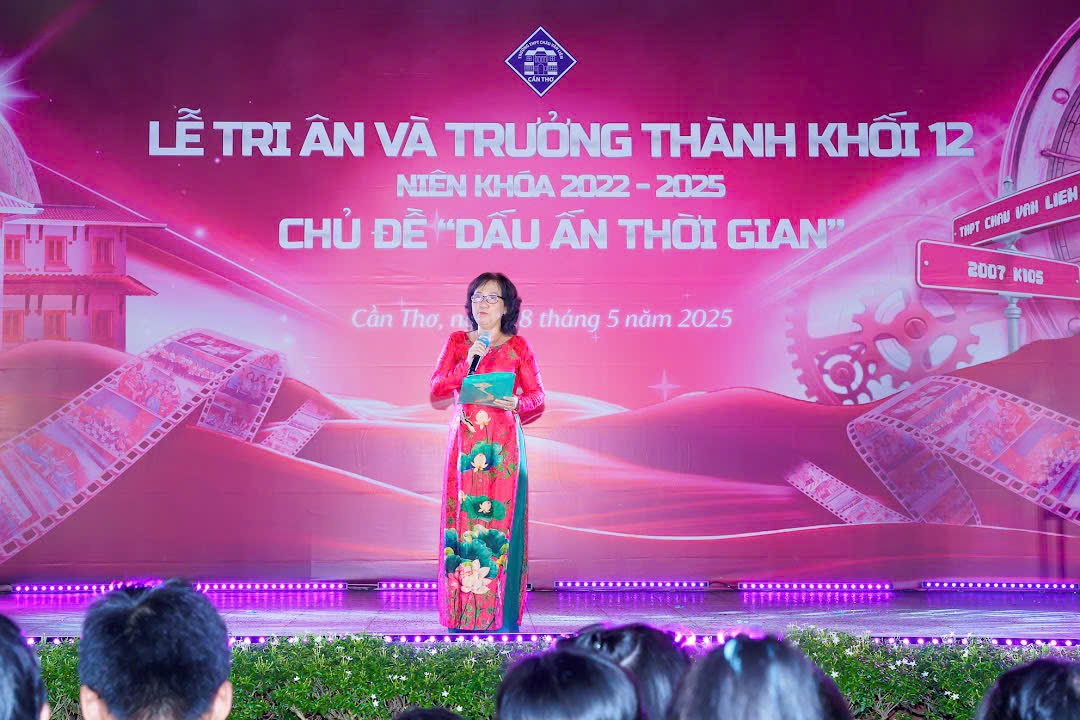 A person on a stage with a microphone

AI-generated content may be incorrect.